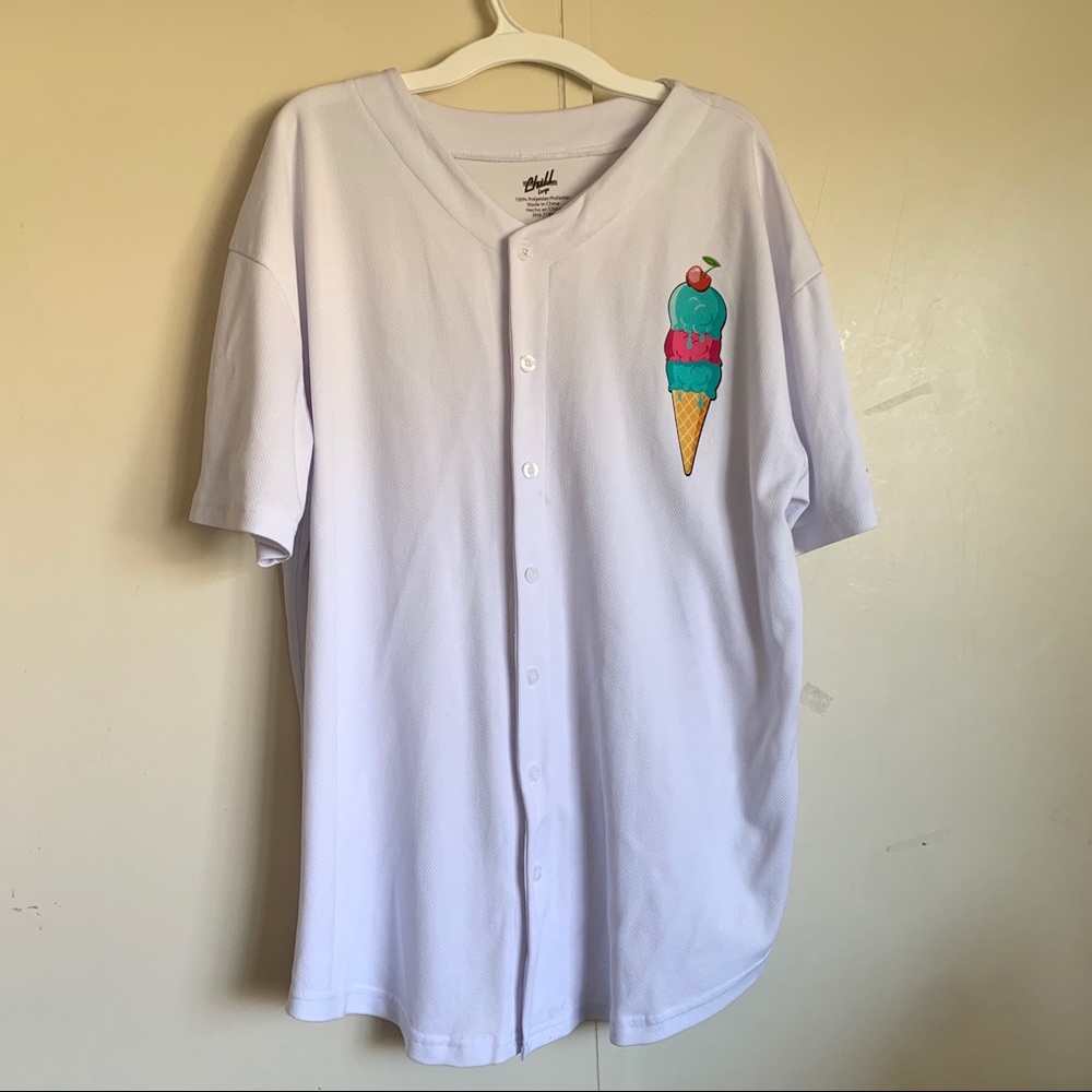 Casual oversize graphic button up top size large